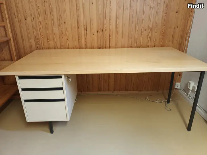 Säljes Kontorsmöbler skrivbord, skåp m.m. / Toimistokalusteet työpöytä, kaappi ym