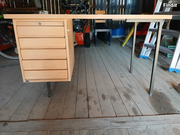 Säljes Skrivbord / kirjoituspöytä