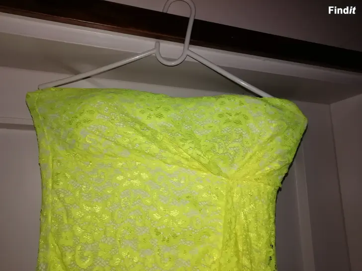 Säljes Olkaimeton keltainen pitsimekko XS