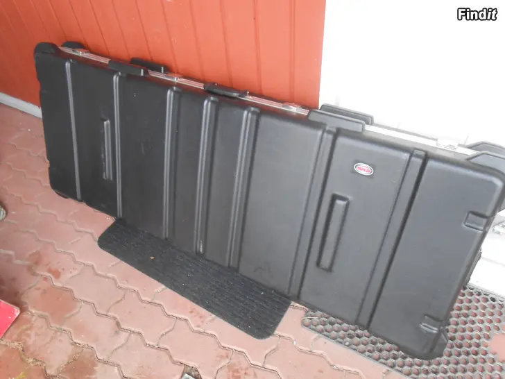 Myydään SKB sähköurkujen säilytyslaatikko