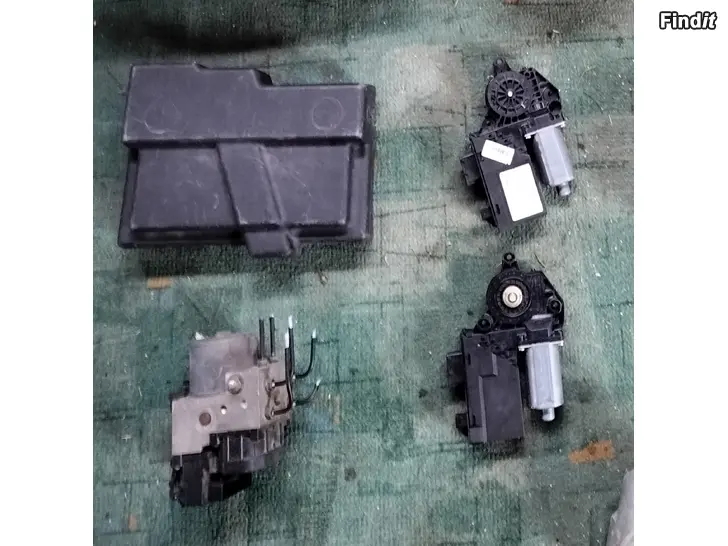 Myydään Takaumpio akkukotelonkanssi takakonttiin laatikko