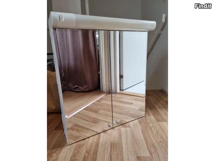 Myydään Spegelskåp med lampa