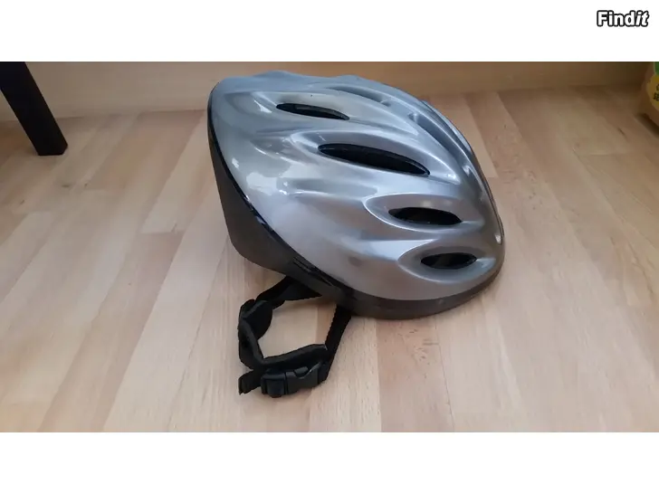Myydään Pyöräilykypärä hopeanharmaa 2e