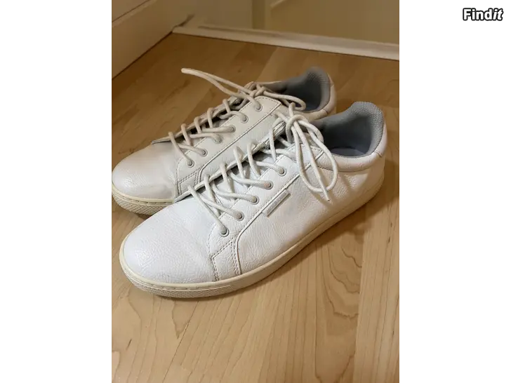Säljes Sneakers storl 40