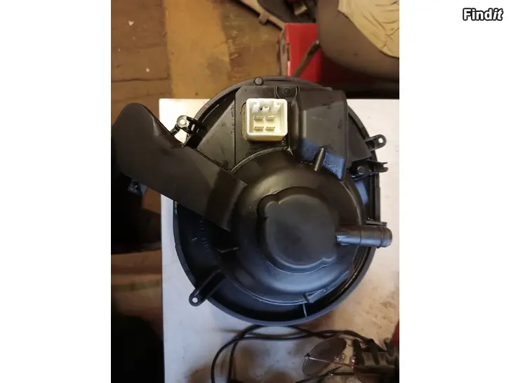 Myydään Volvo S80 2002 lämmityslaitteeen puhallin+ohjain 28417 LDH