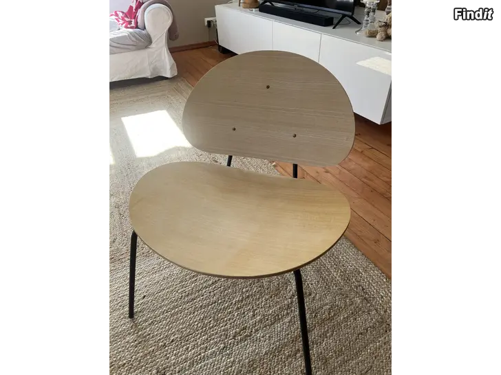 Myydään Puinen tuoli, metallijaloilla
