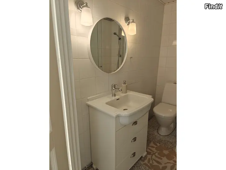 Säljes Gustavsberg badrumsmöbel med tvättställ, spegel och designlampor  fint skick