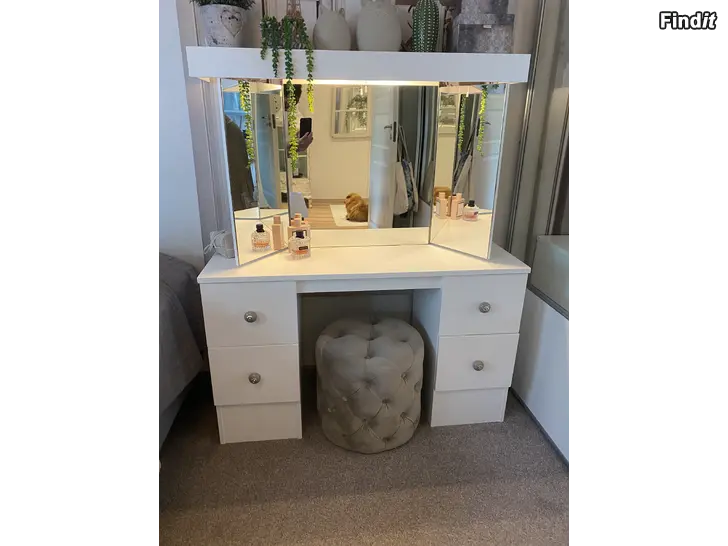 Myydään Myydään meikkipöytä