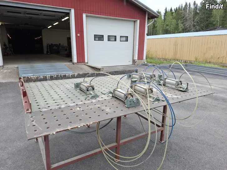 Myydään Svetsbord med pneumatiska klämmor