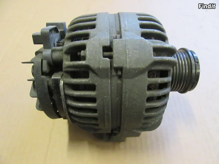 Myydään Volvo v70  vm 2003 laturi