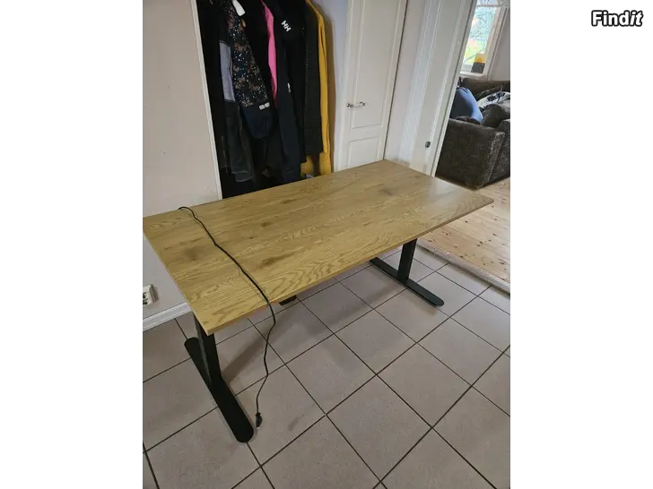 Säljes Skrivbord, höj- och sänkbart