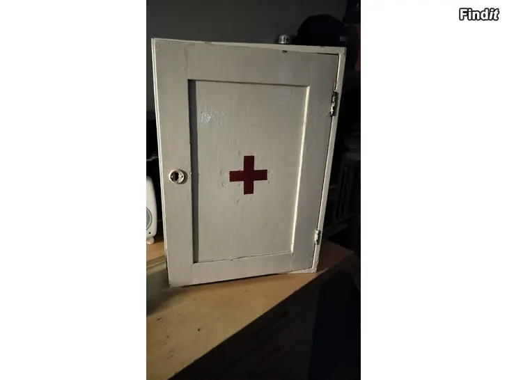 Myydään Vanha lääkekaappi