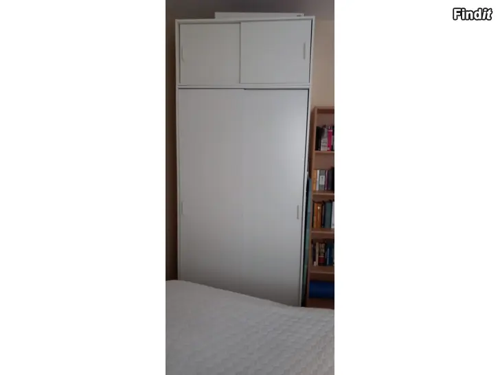 Myydään Suuri vaatekaappi