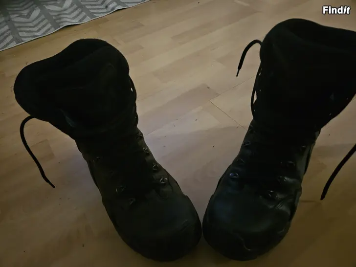 Myydään Lowa vaellus mili boots 42.5