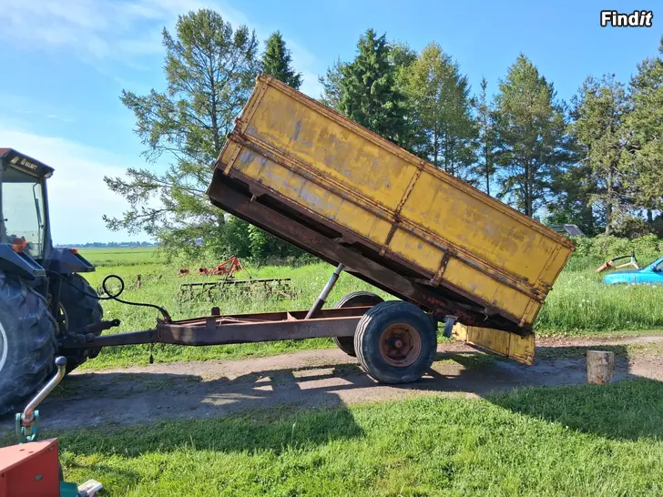 Myydään Fabrikstillverkad traktorkippkärra i bra skick