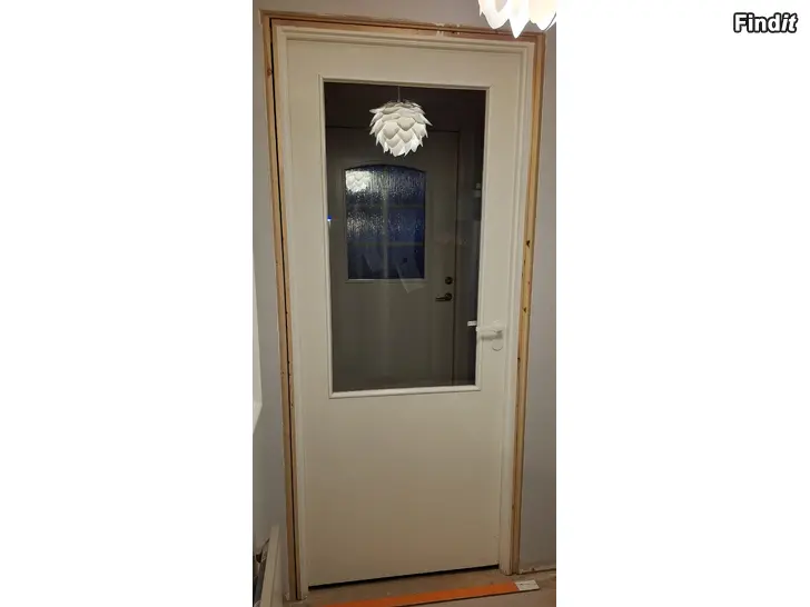 Myydään Väliovi ja karmi