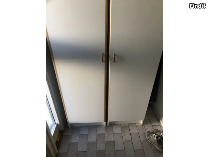 Myydään Vaatekaapit