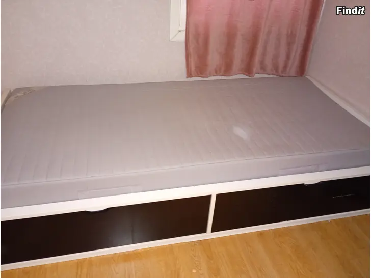 Myydään Ikea säng