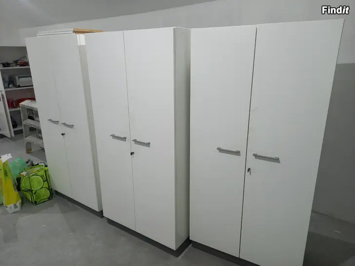 Säljes 3 kaappia autotallista