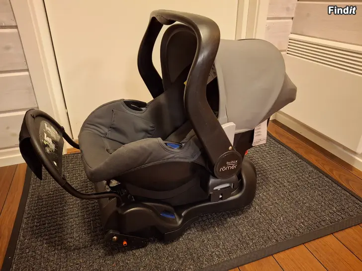 Myydään Britax Römer Primo babyskydd + bas