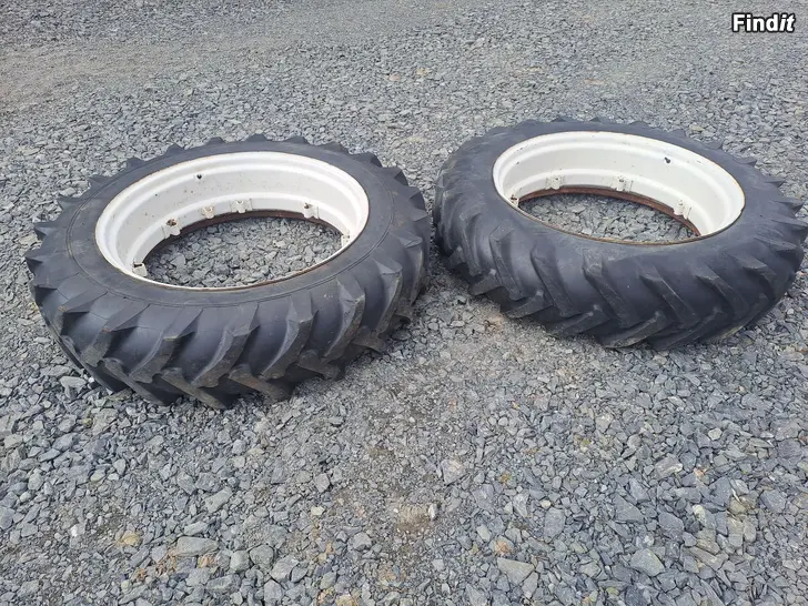 Säljes 12-38 traktorin levikepyörät