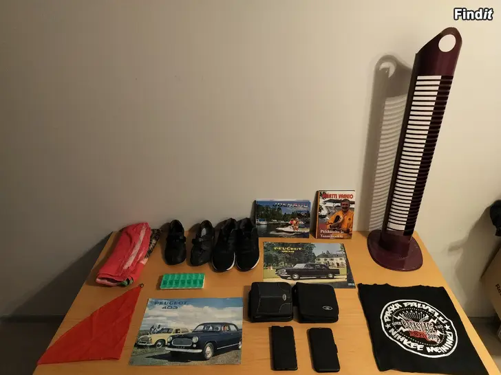 Säljes CD teline pahvitaulu Peugeot tonttuhattu