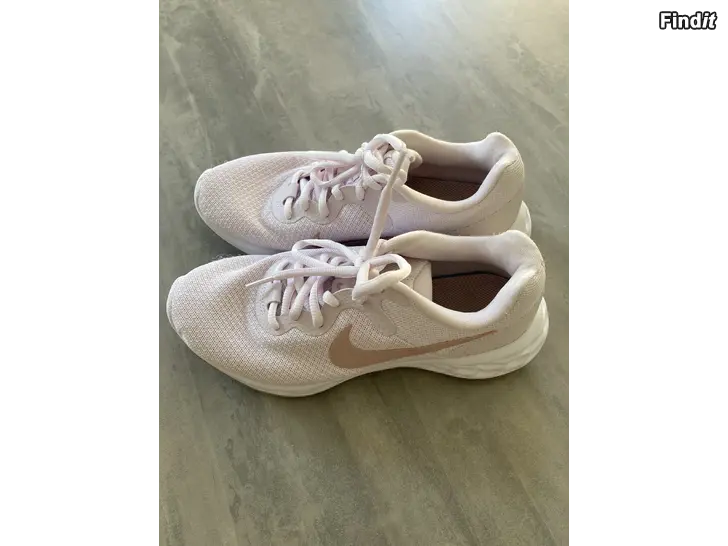 Säljes Nike sneakers 36,5 toppen skick