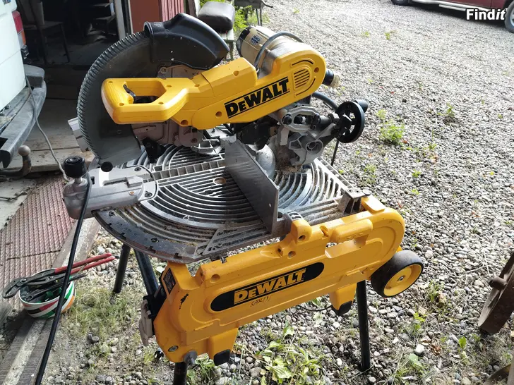 Myydään DeWalt D27107
