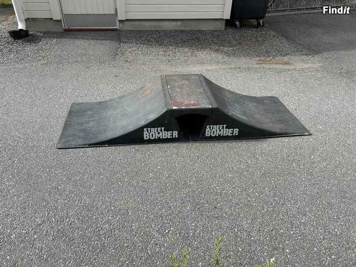 Myydään Skeitti/skuuttiramppi