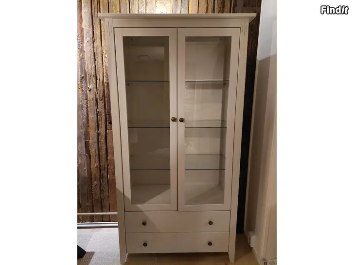 Myydään Valkoinen vitriinikaappi