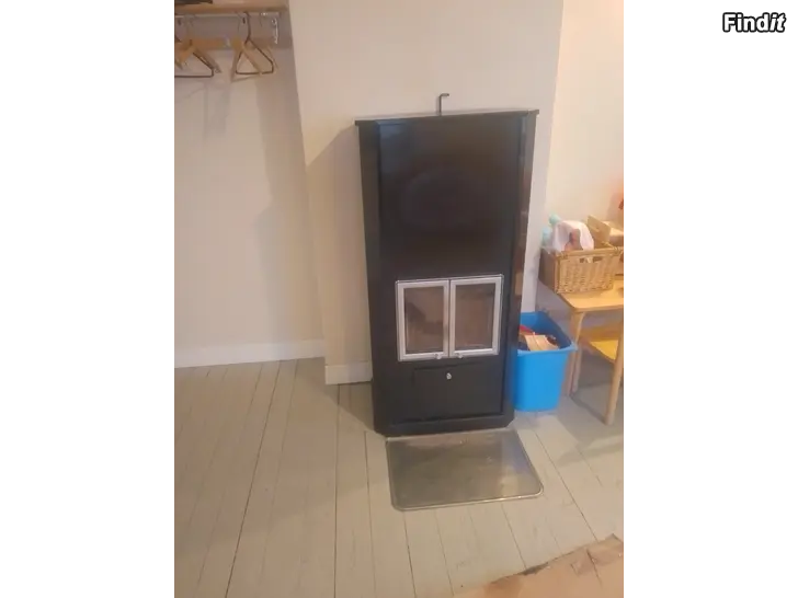 Säljes Liten lagrande kamin. Uunisepät Balladi