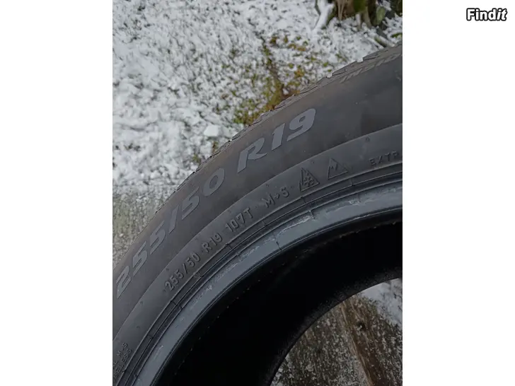 Myydään Pirelli kitkarenkaat