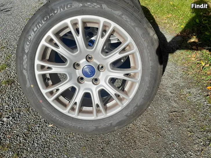 Myydään Ford/Volvo kesärenkaat vanteilla