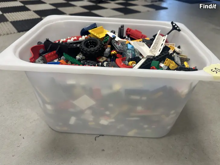 Säljes Stor låda med Lego