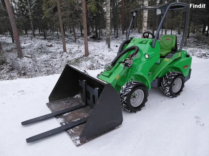Myydään Avant 520 kauha ja trukkipiikit