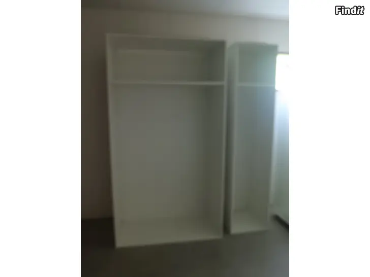 Säljes 2 garderober med snygga dörrar