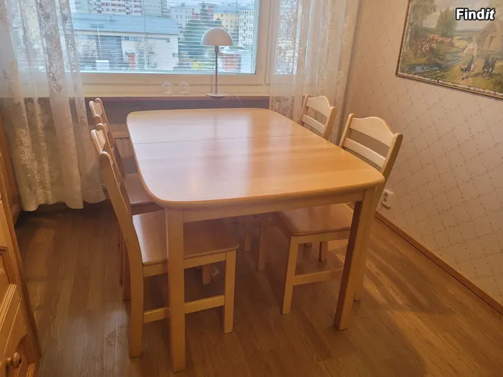 Myydään Utdragbart köksbord och 4 stolar