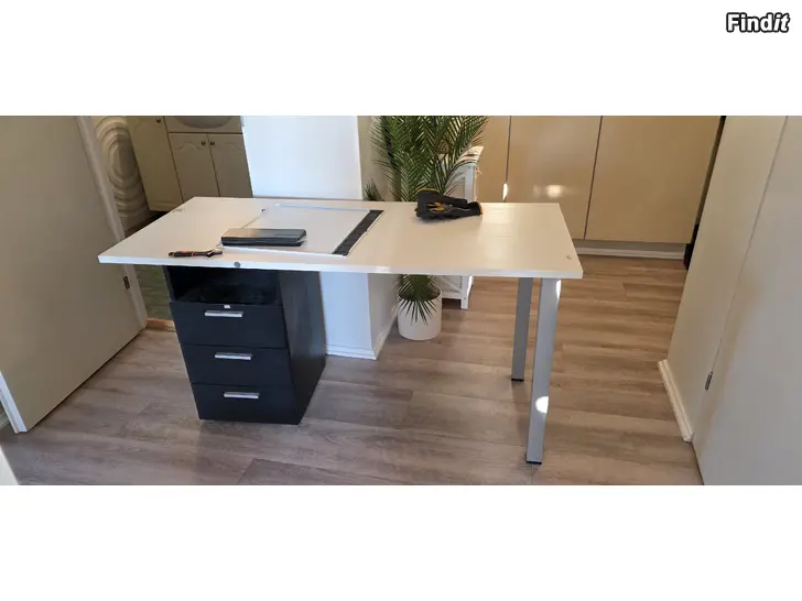 Säljes Skrivbord