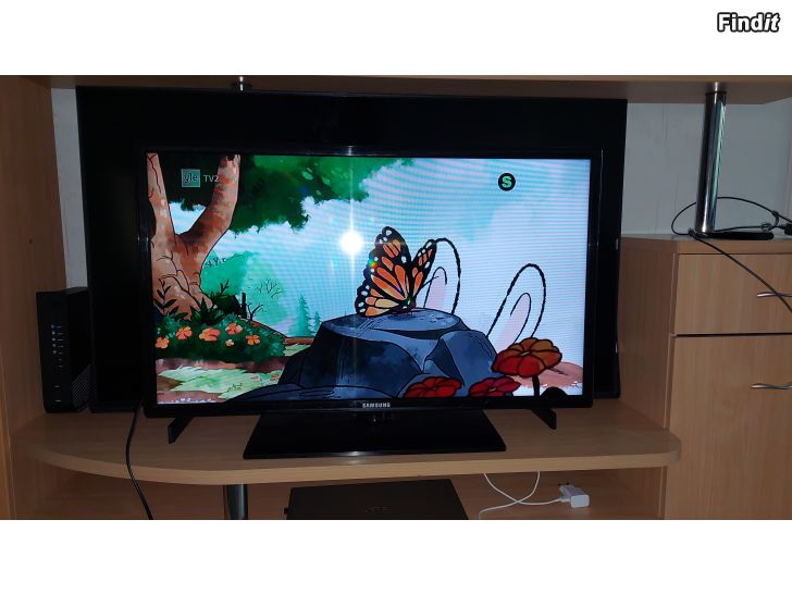 Myydään Samsung 32 Tuumainen LCD Televisio + Chromecast Sovitin