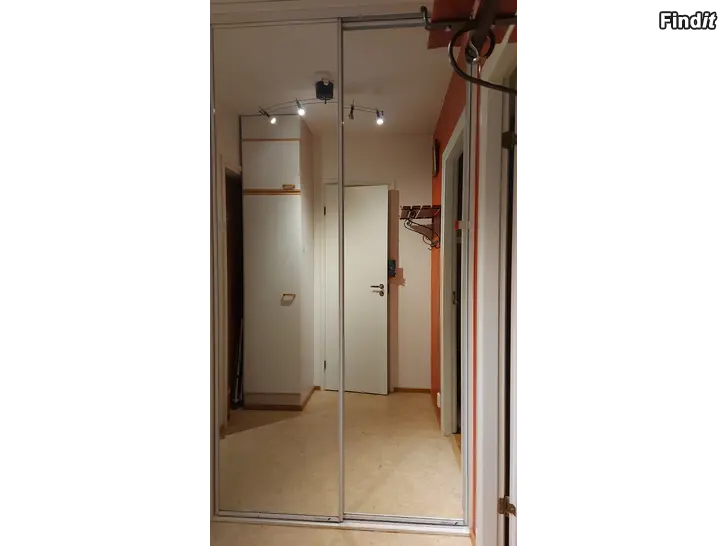 Säljes Skåp med spegelskjutdörrar