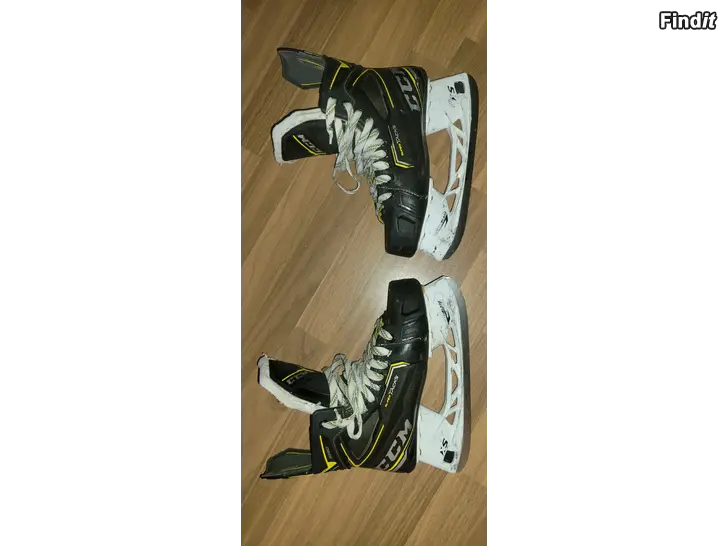 Säljes CCM Supertacks D regular 42.5 skridskor
