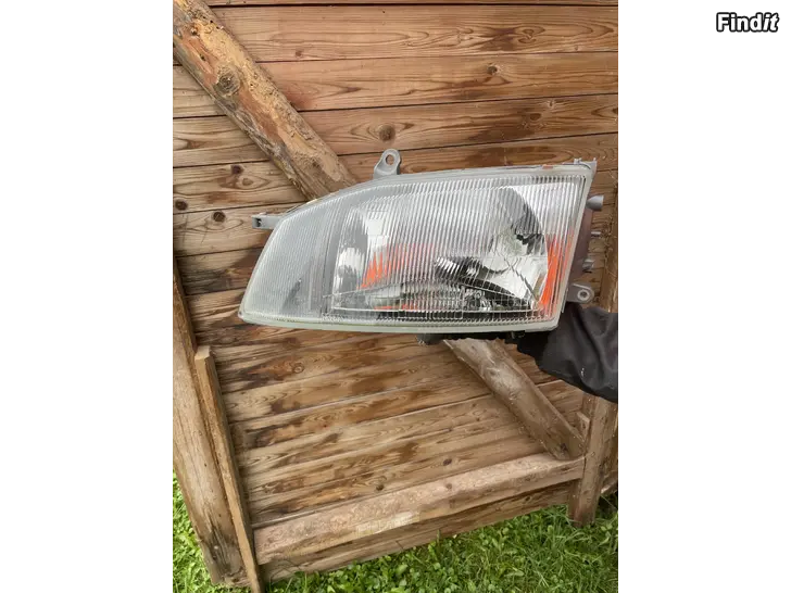 Säljes Toyota Hiace framlampa