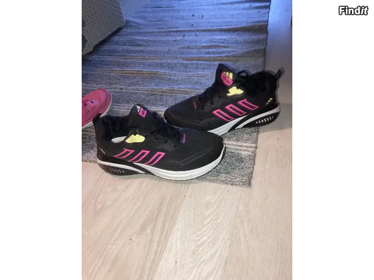 Säljes Lenkkeilykengät tai muuten vaan kengät