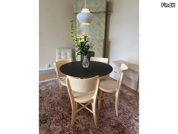 Myydään HAY pyöreä ruokapöytä, lakattu tammi - musta linoleum