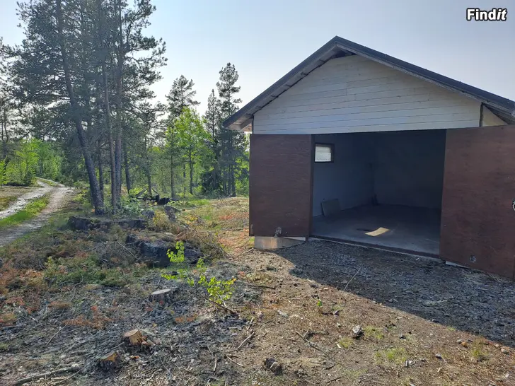Säljes Naturskön tomt med renoverat garage