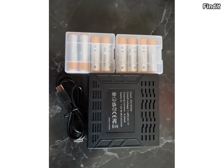 Myydään Batteriladdare + 8 AA batterier nya