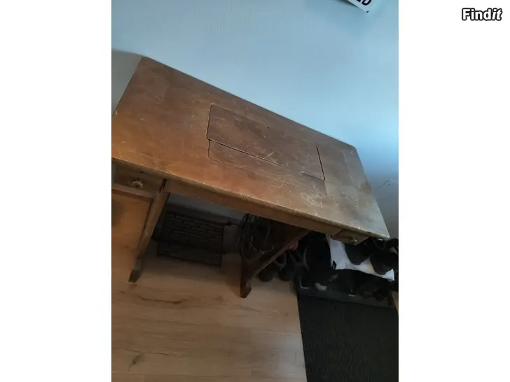 Myydään Ompelukone pöytä