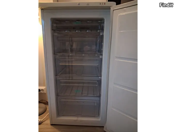 Säljes Myydään Rosenlew kaappipakastin