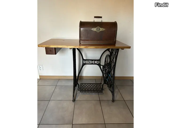 Myydään Pfaff 260 ja Singerin ompelukonepöytä