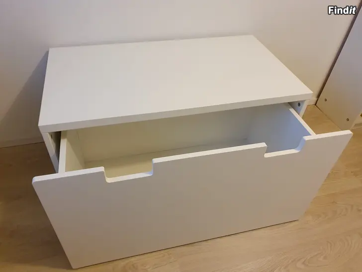 Säljes IKEA bänk med leksaksförvaring